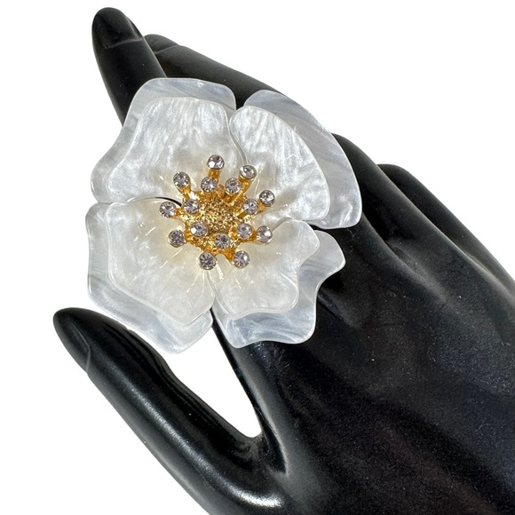 Stunning pearl lucite white flower ring with golden and rhinestone accen… - Picture 2 of 6